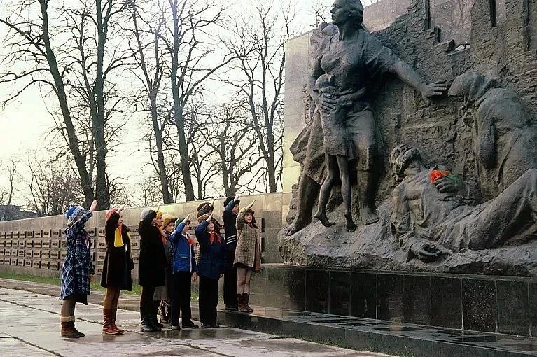 Пионеры у горельефа "Проклятие фашизму". Мемориальный комплекс Вечной Славы, г. Луцк, В...