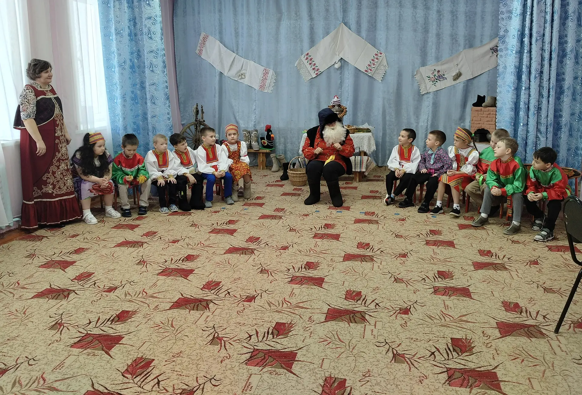 В рамках проекта в подготовительной группе прошло развлечение «Что за прелесть эти валенки!» с целью