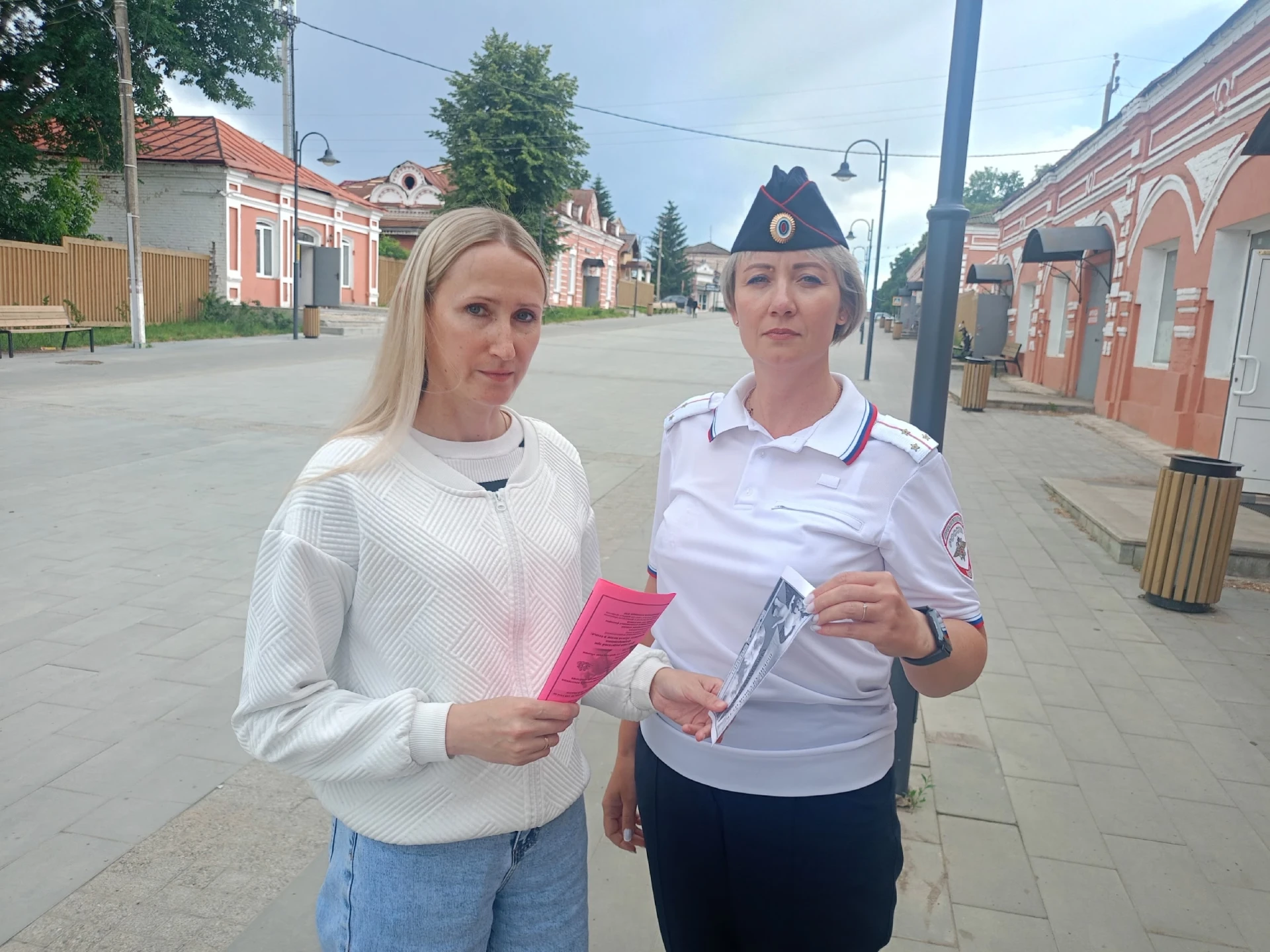 Библиотекари абонемента Е.В.Калинкина и Т.А. Тюрина провели уличную акцию антинаркотической направле