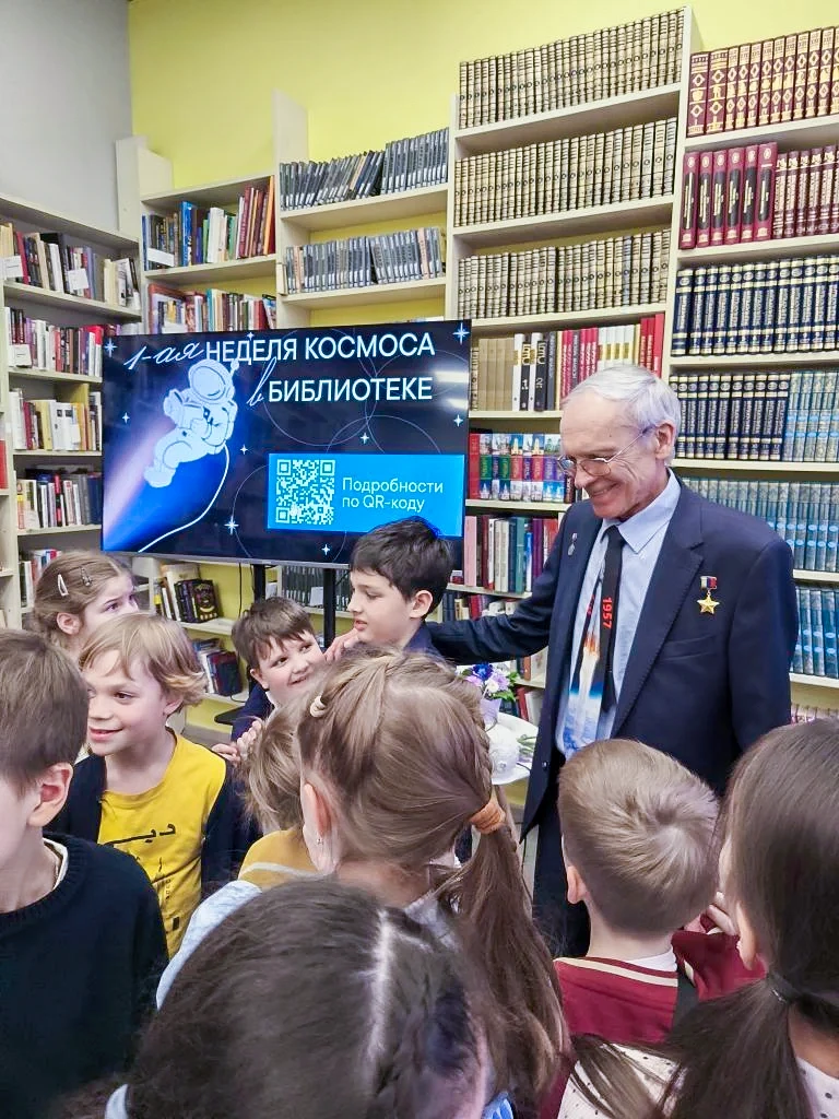 Космос ближе, чем кажется 🚀  👀 Представьте: вы сидите в библиотеке — и вдруг перед вами человек, кот