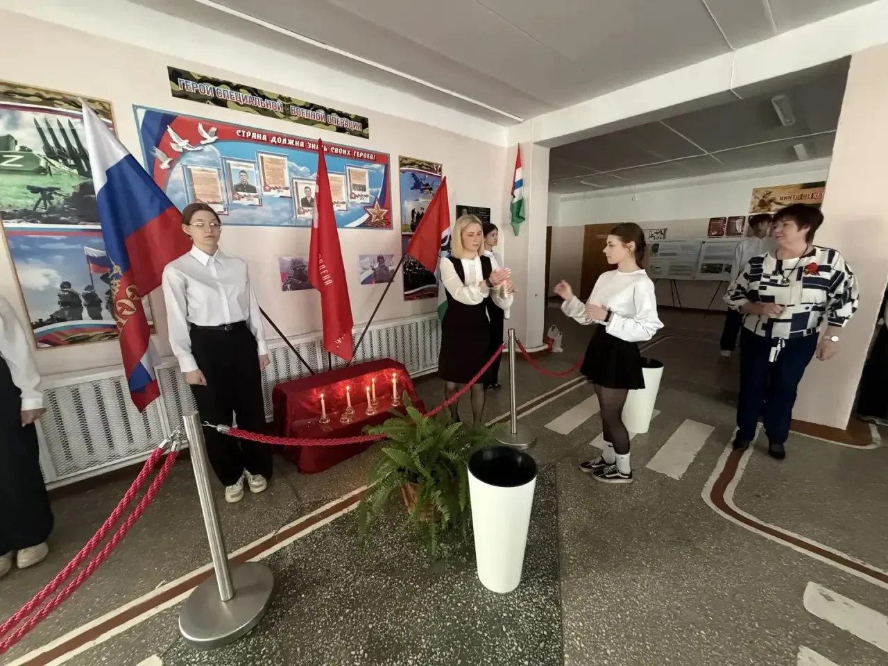 Светлая память в преддверии Великого Дня Победы 🕯️  Сегодня утром наша школа собралась на торжествен