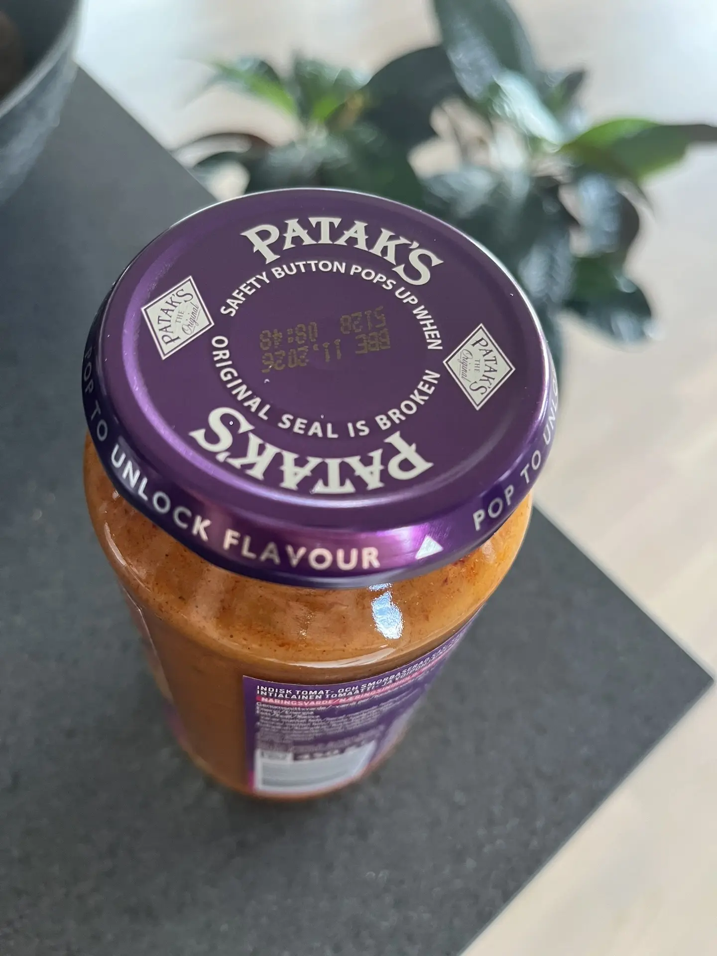 У нас на стеклянных банках с металлическими крышками пишут, что продукт использовать нельзя, если пр
