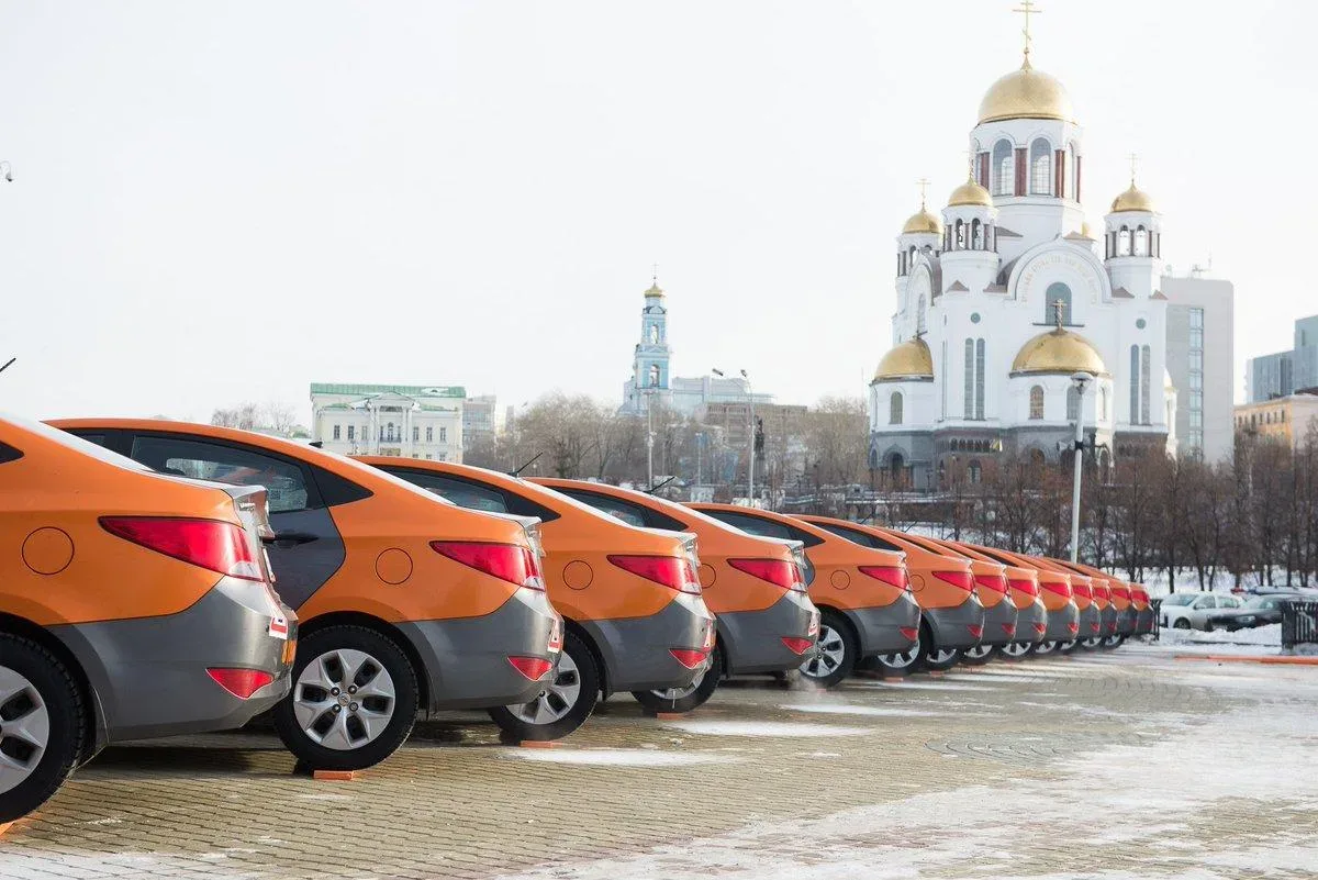 За январь-апрель 2026 года рынок каршеринга в России упал на 17,7%, а оборот сократился...