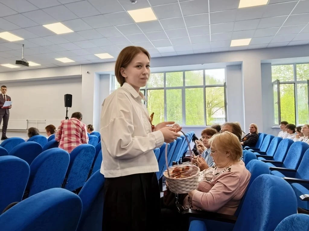 « Праздник со слезами на глазах».  Сегодня, 8 мая, в «Школе современного образования» прошел праздни