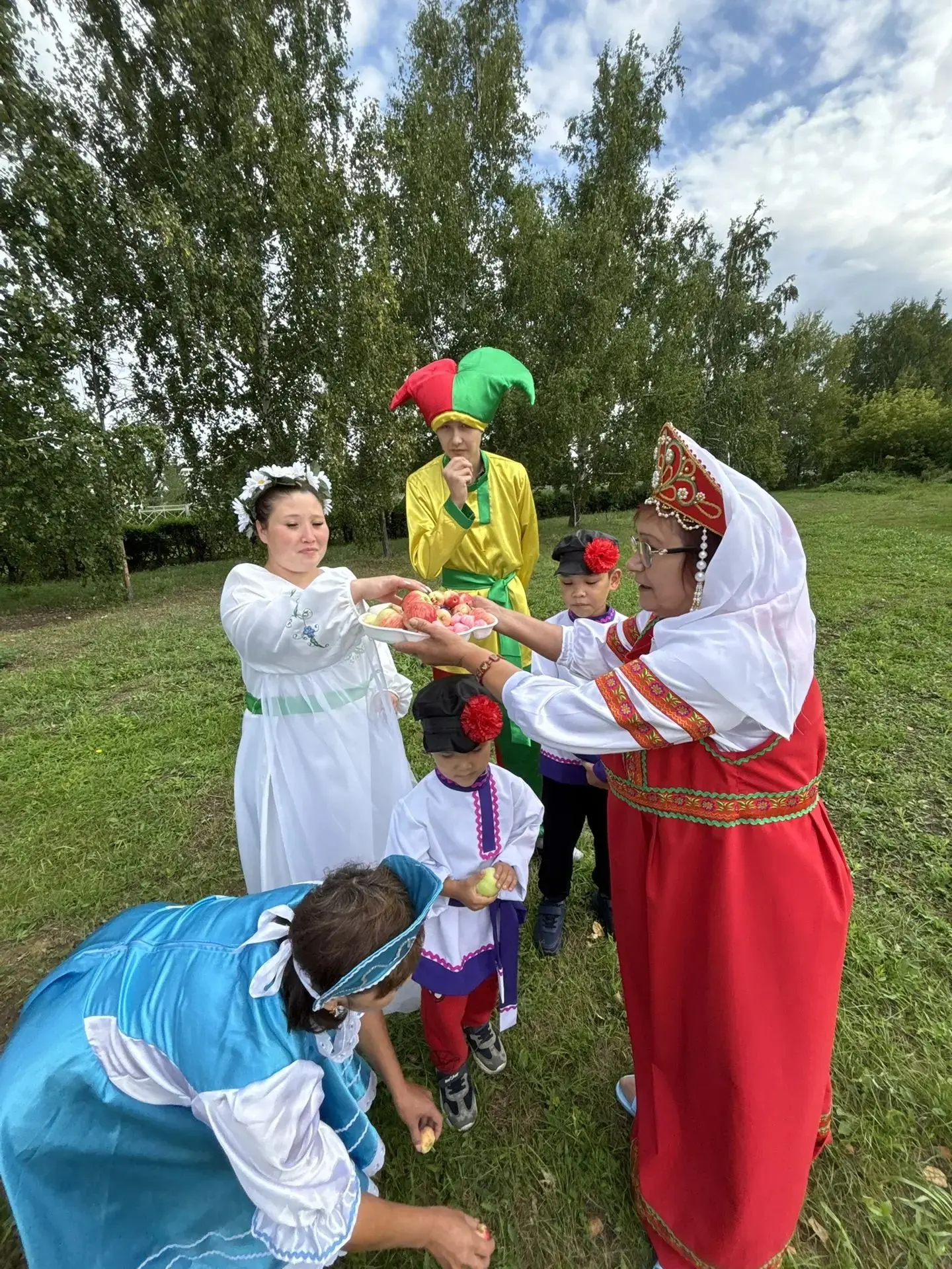 🍎 В Новоцарицынской сельской библиотеке весело встретили Яблочный Спас! 🍎