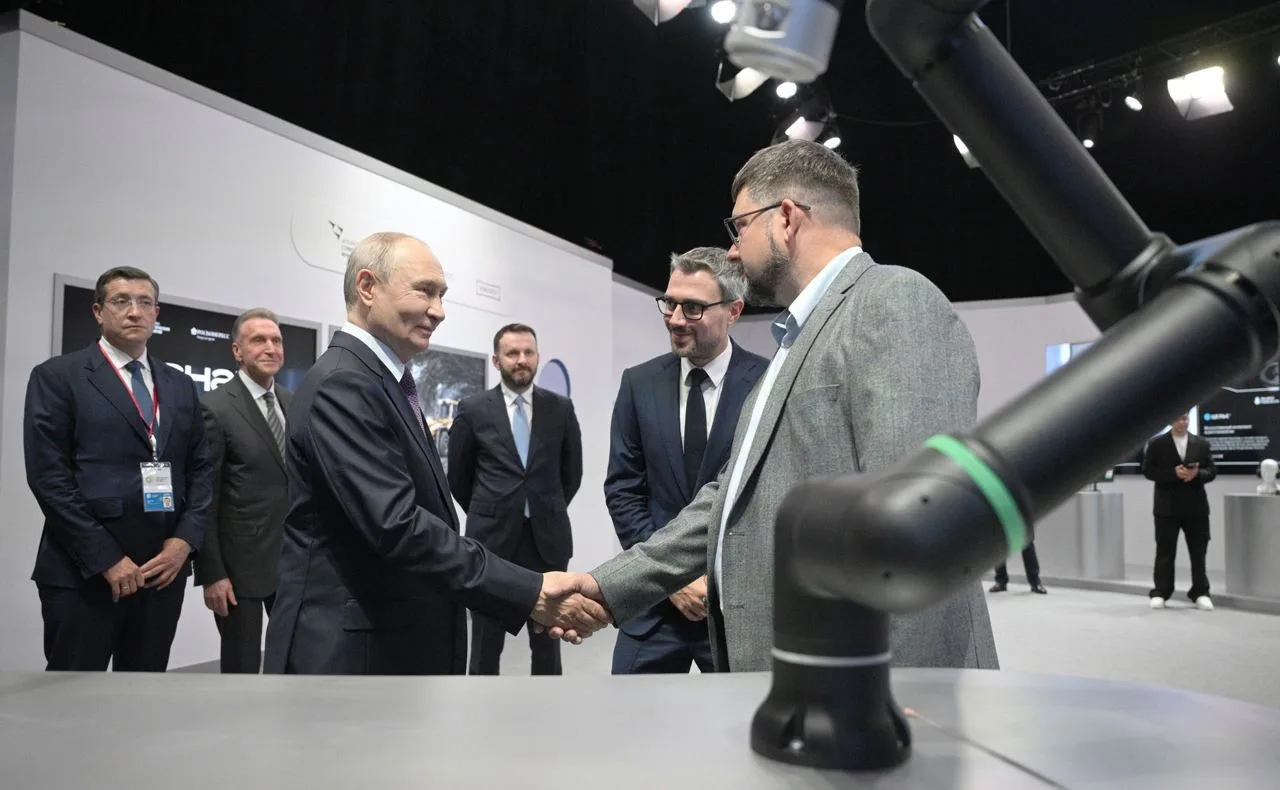 ⚡️ На выставке «Знай наших» Президенту показали разработки участников