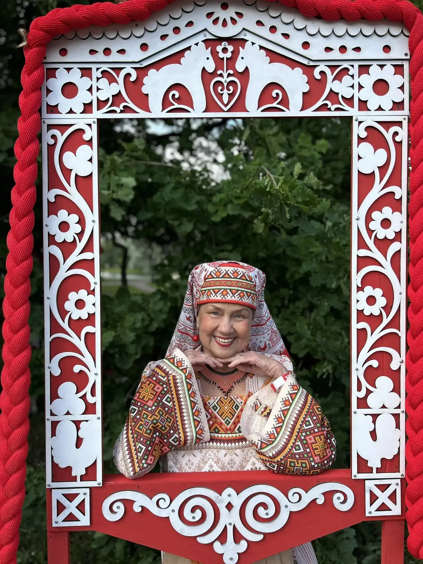 🪆В День России этноколлектив "Наследие" КЦСОН Московского района открыл праздничный концерт "На пол