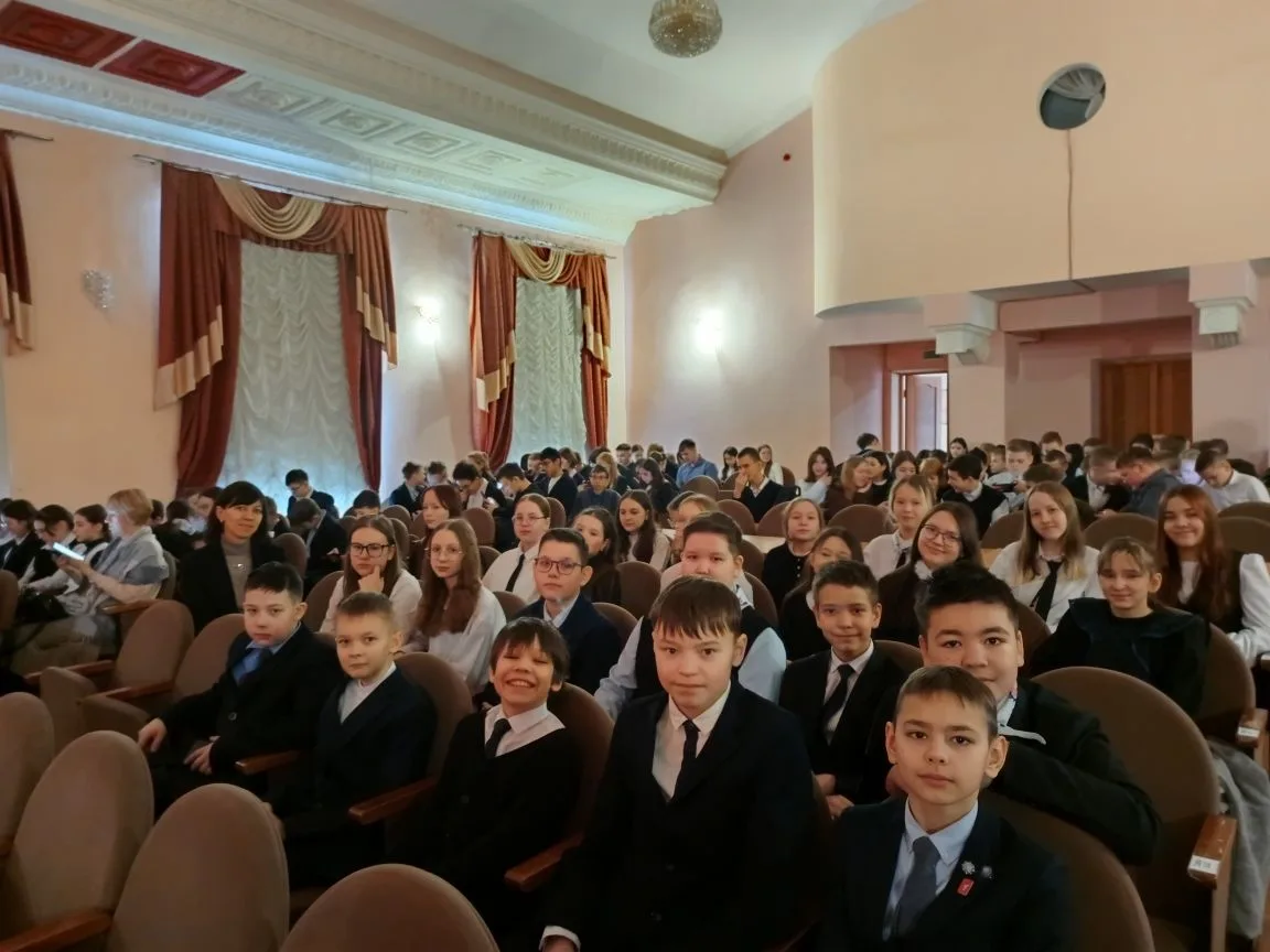 В преддверии 23 февраля ученики 5Б, 5В, 5Г, 6Г, 7А, 7В, 8В, 10 А классов совместно со своими классны