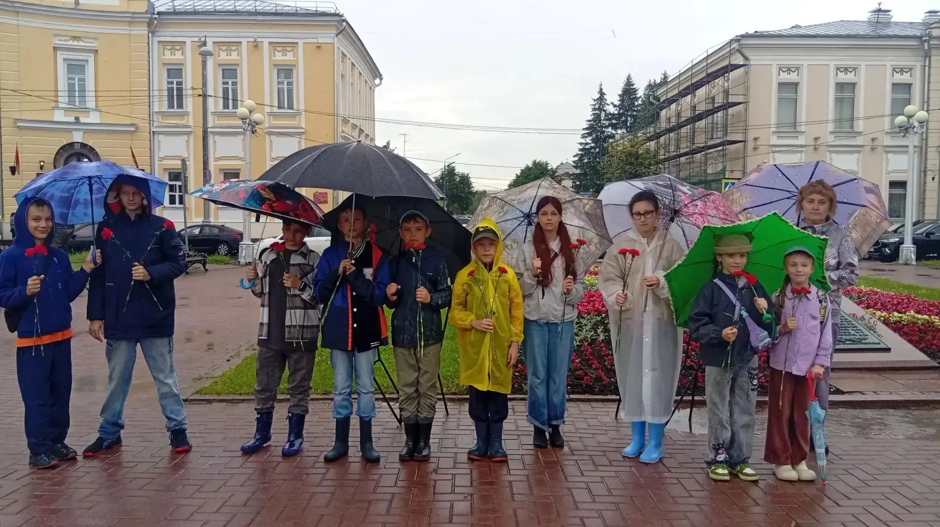 Память в сердцах

Сегодня ребята из пришкольного лагеря вместе с педагогами почтили память героев Ве
