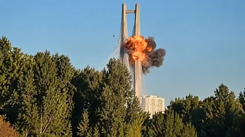 Удары по мостам в Киеве могут стать для Украины "логистическим кошмаром", пишет The New...