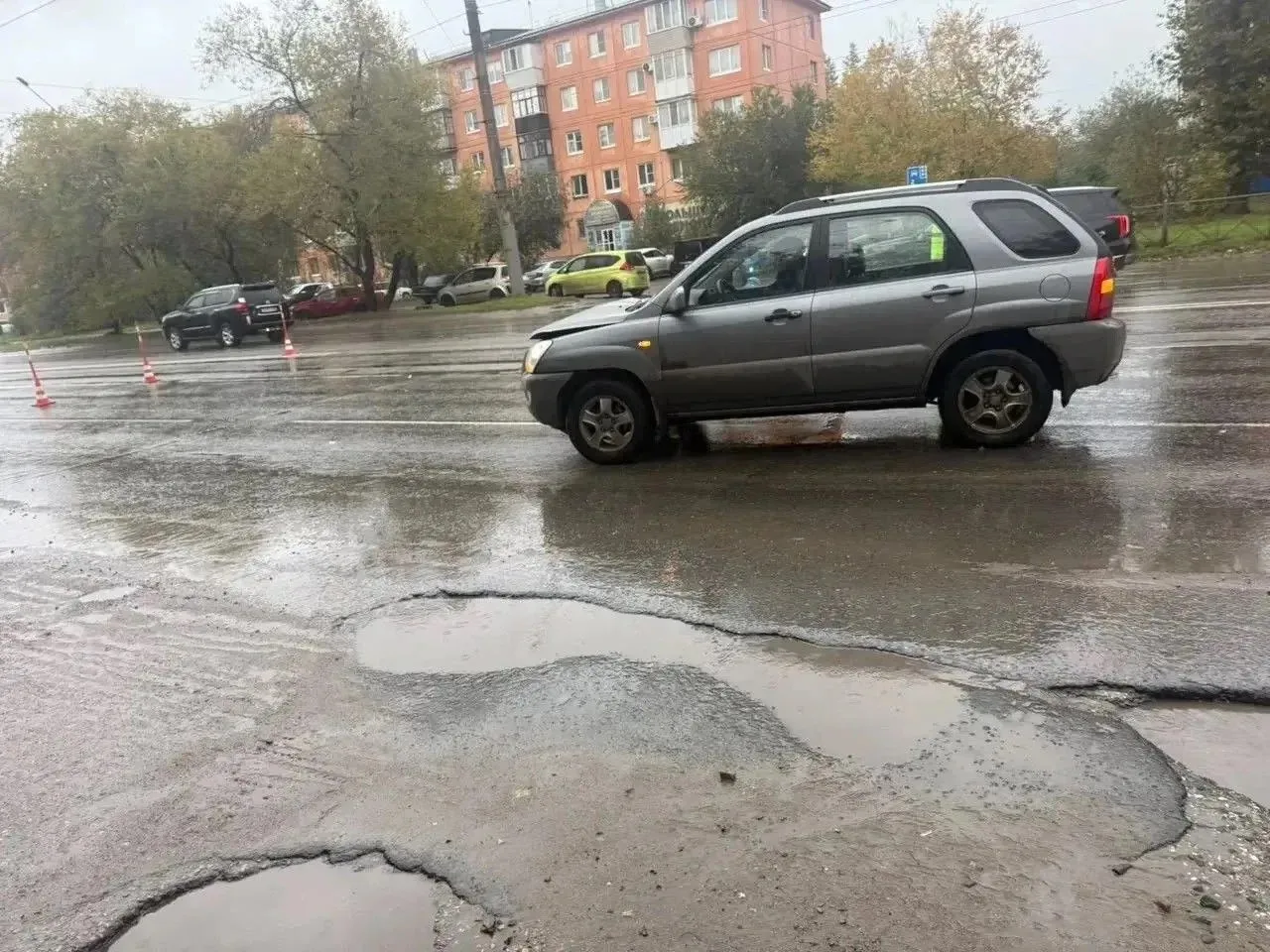 В Омске пешеход погиб под колесами автомобиля на улице Нефтезаводской.