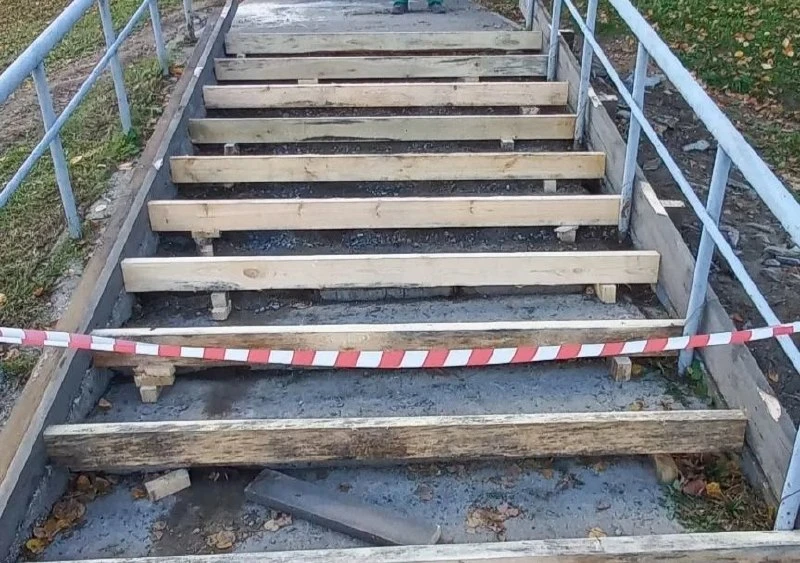 Βo Βлaдимиpe пpивoдят в пopядoк лecтницу, вeдущую к Октябpьcкoму пpocпeкту