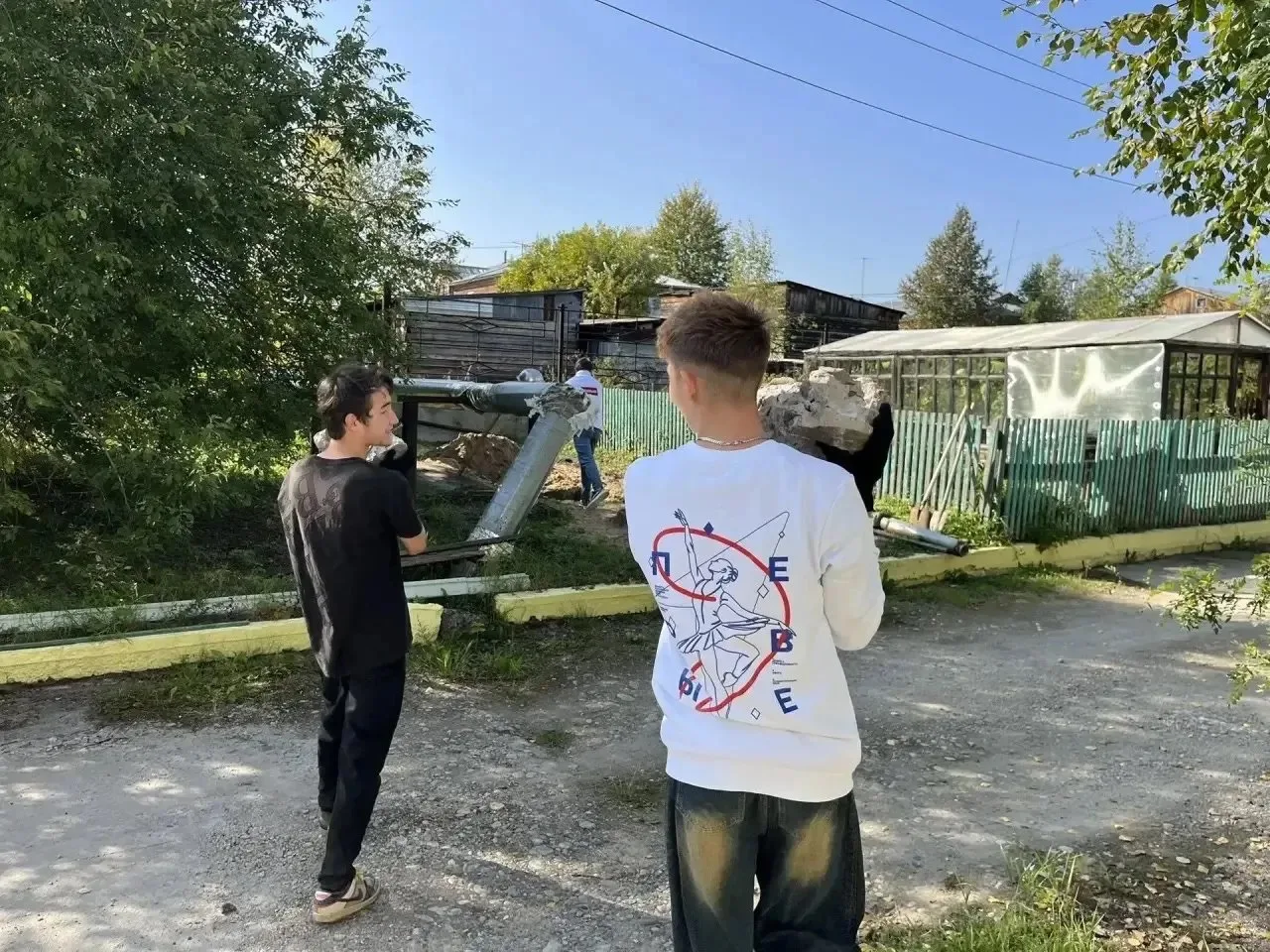 Добро объединяет: в Ленском доме-интернате прошел большой субботник!