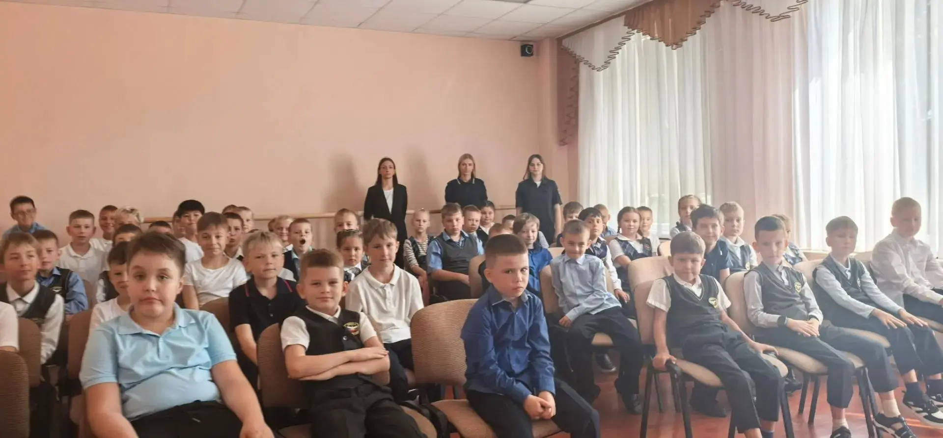 🏫 Сегодня в  начальной школе прошла беседа с инспекторами ГИБДД! 🚦