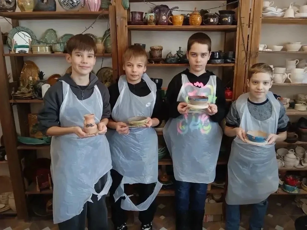 Творческий день в гончарной мастерской «Дари тепло»! 🏺✨  В понедельник ученики 5А и 6К классов окуну