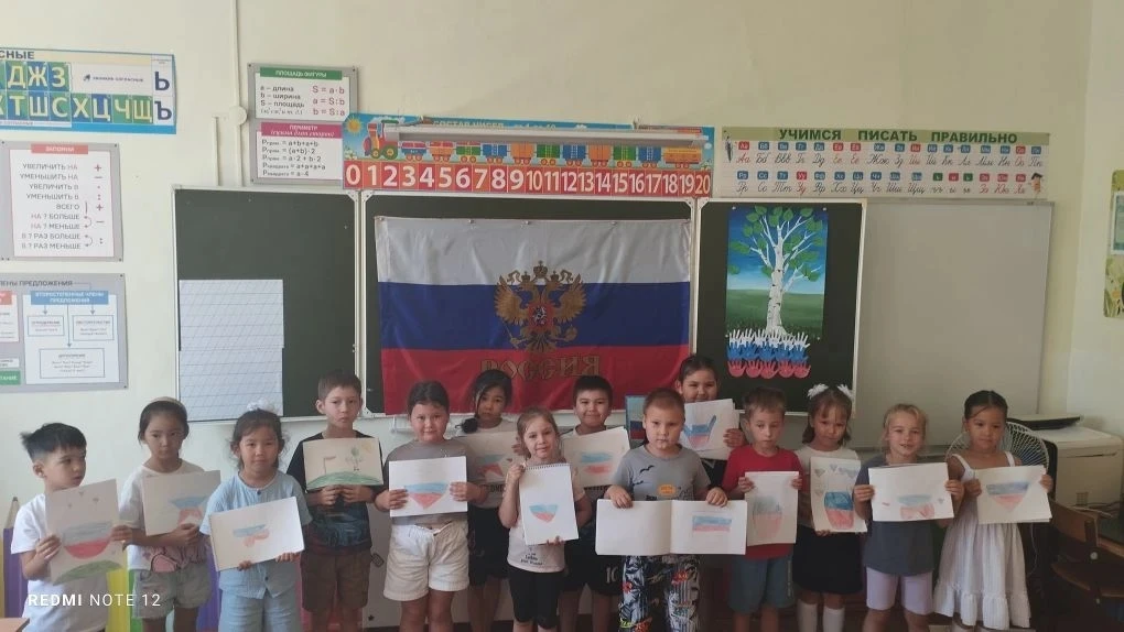 🤍💙❤️ Наши первоклассники-2026 приняли участие в мероприятии ко Дню флага России! Ребя...