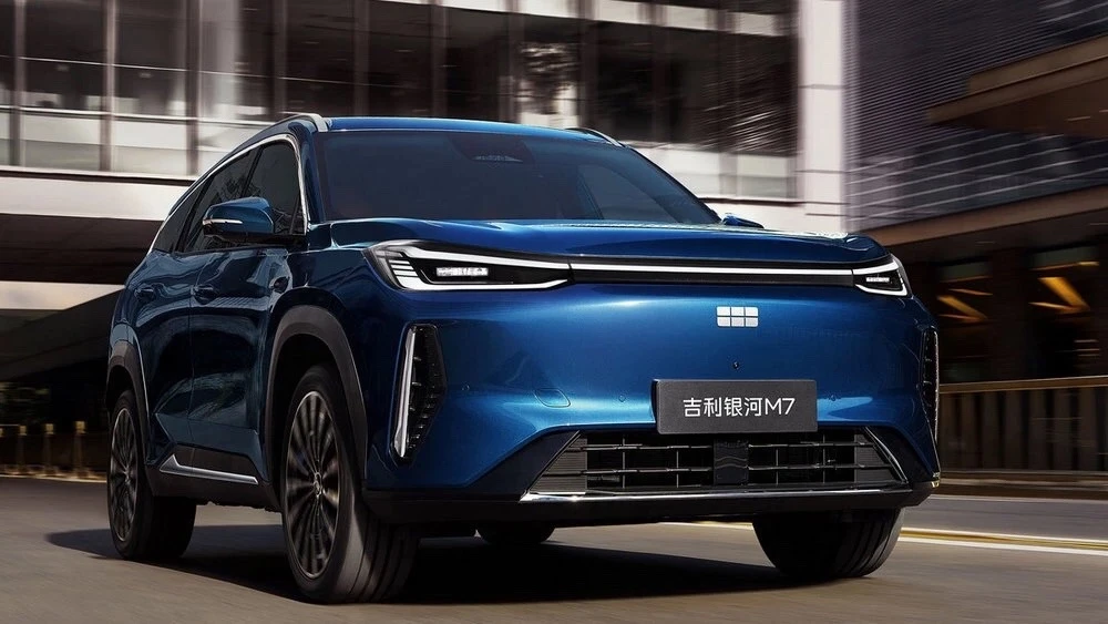 Geely полностью рассекретил новый гибридный кроссовер Galaxy M7 и открыл предзаказ в Китае.

Модель 