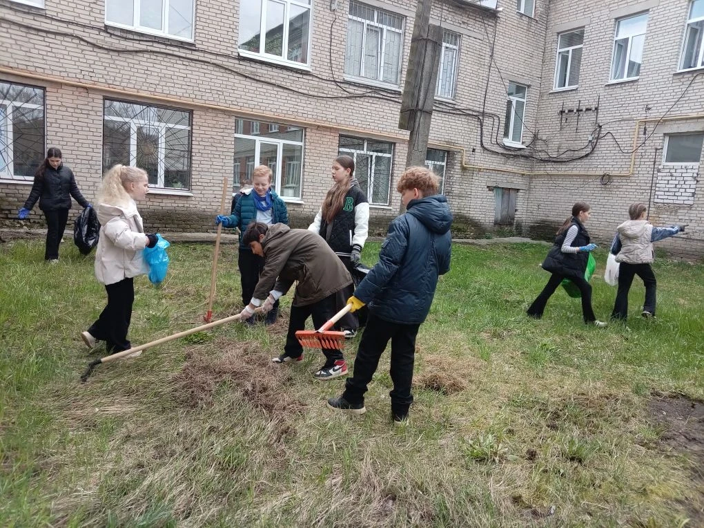 🌱🧹 Маленькие сердца — большие дела! 🧹🌱  Пока старшеклассники показывают пример, наши замечательные р