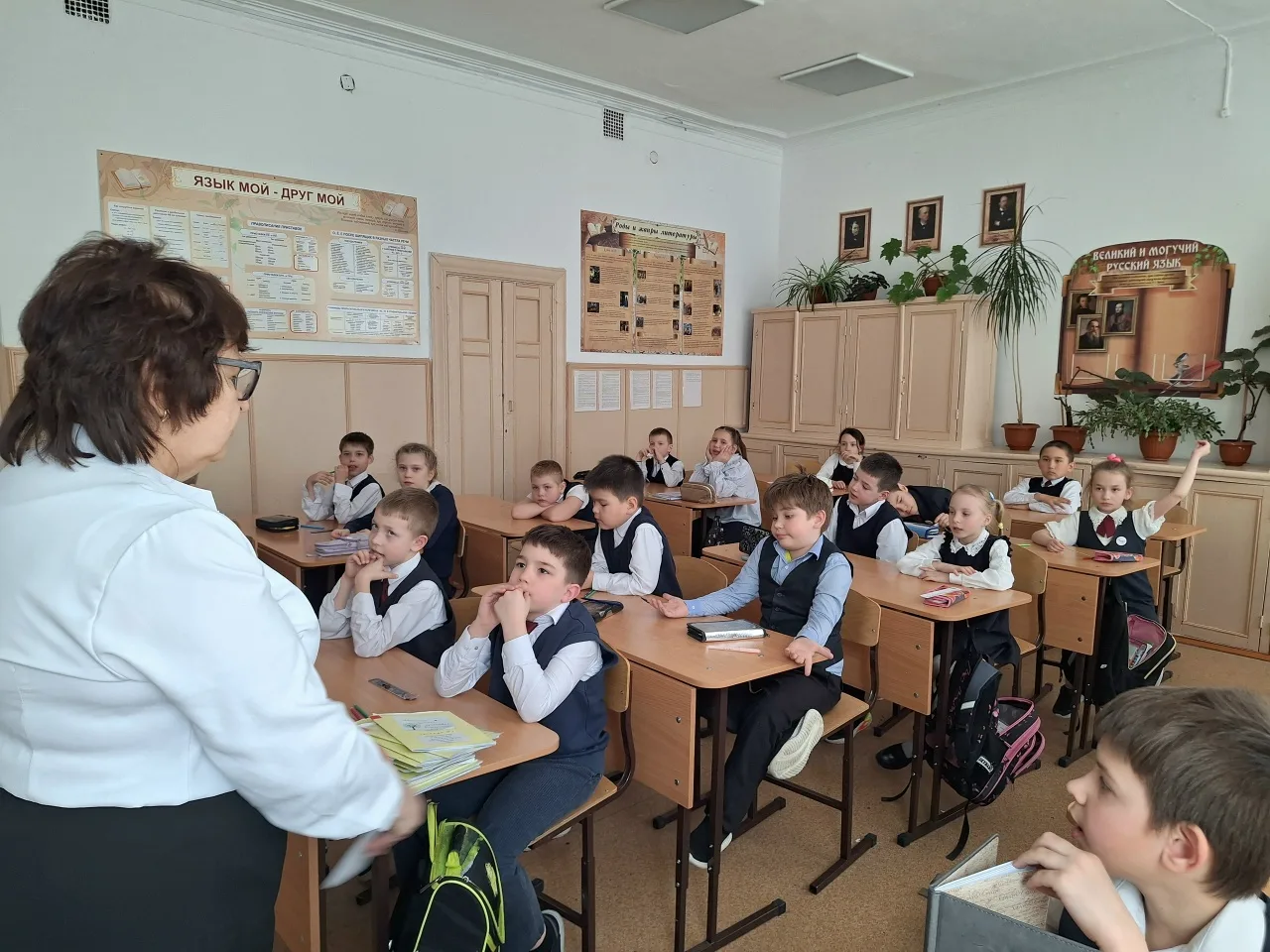 Дорогие ученики, родители и учителя! Наша неделя традиционно началась с торжественной линейки и урок