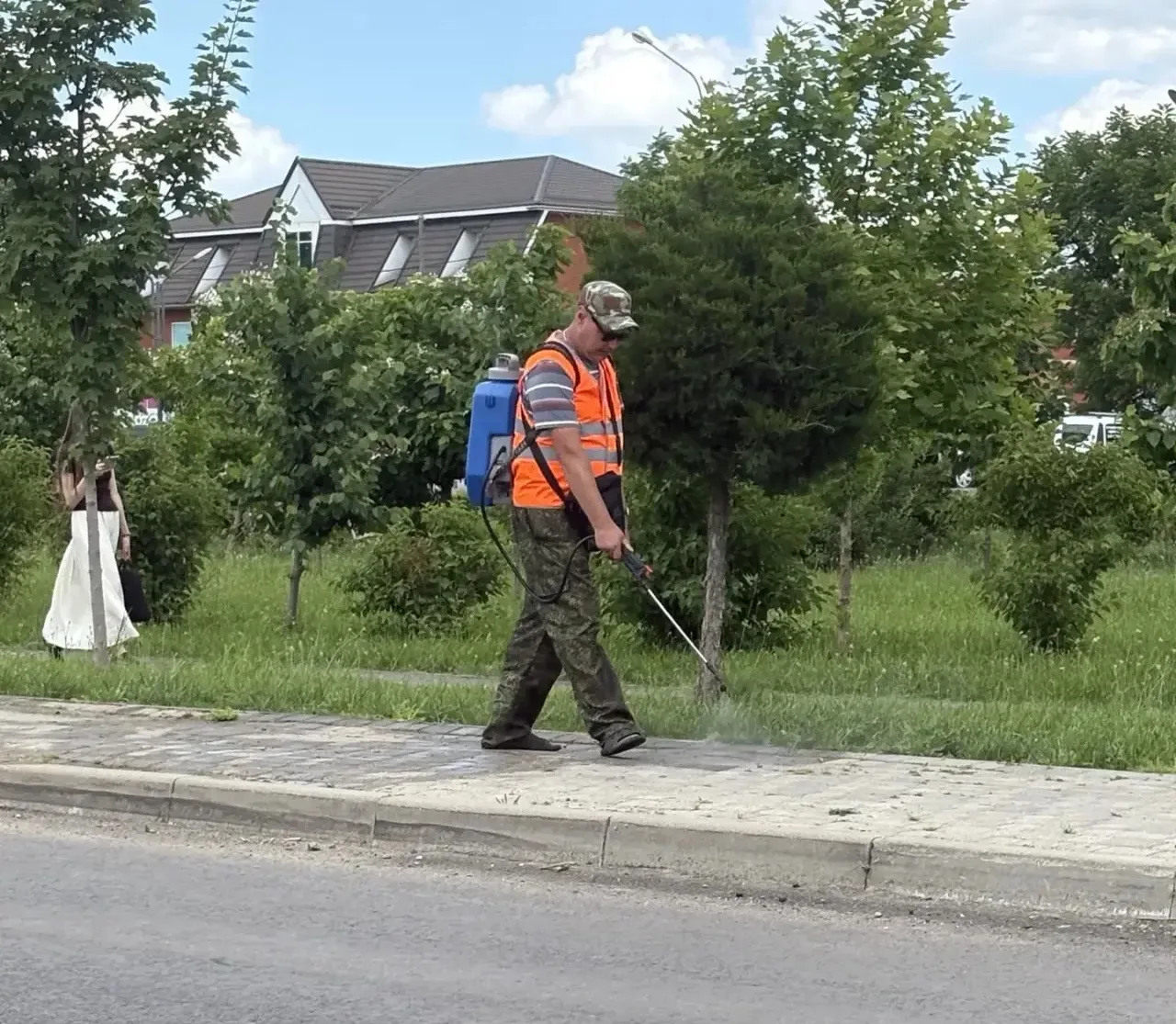 Забота о комфорте жителей: в Новотитаровской борются с бурьяном

Чтобы улицы и общественные простран
