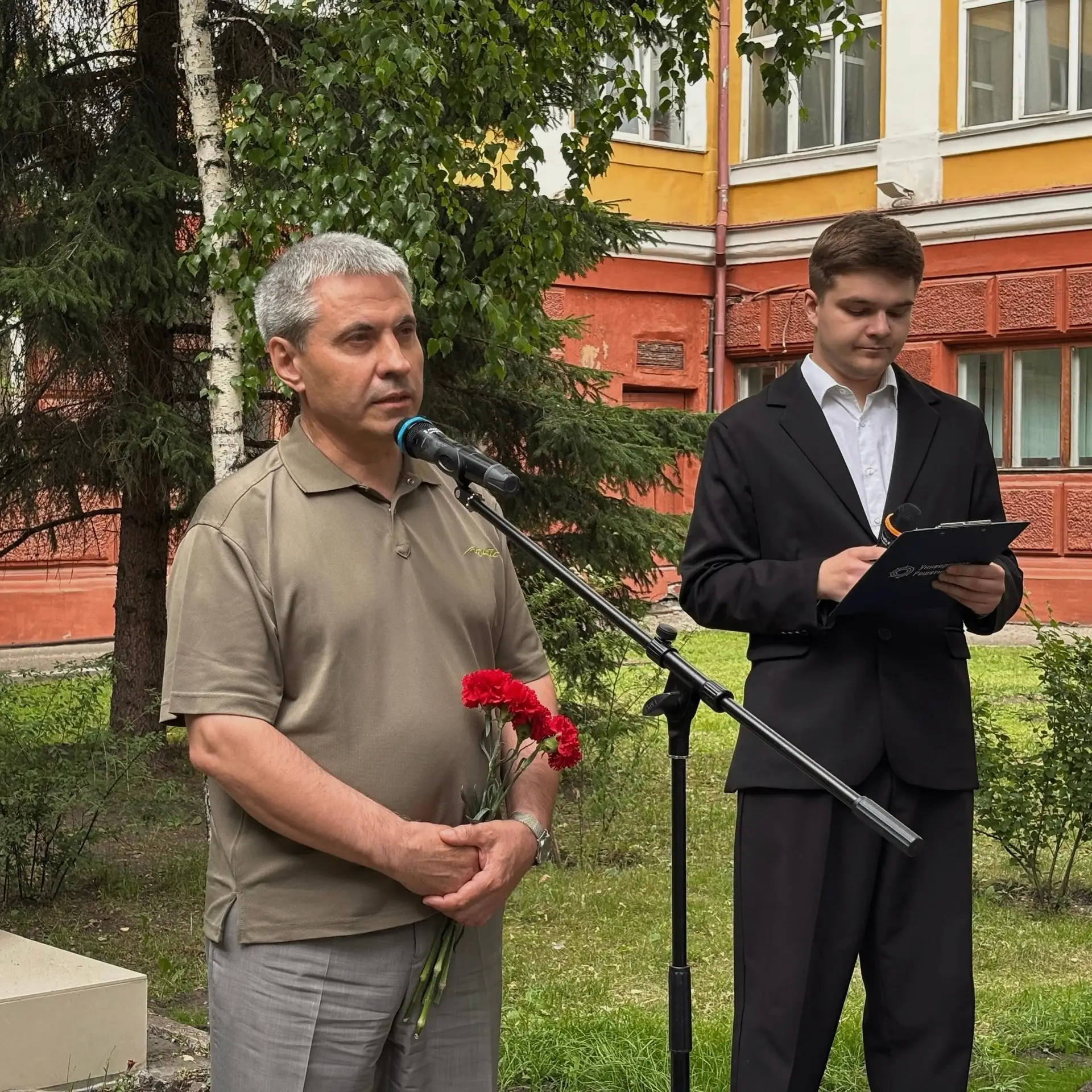 Мы помним 🕊️

22 июня, в День памяти и скорби, у Мемориала памяти Университета Решетнёва собрались 