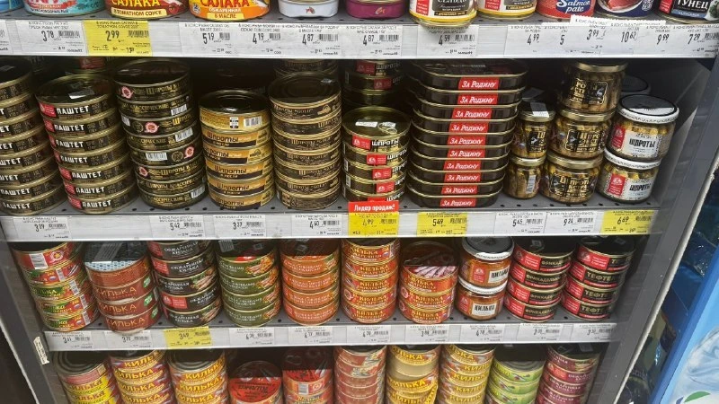 В минских супермаркетах в продаже появились калининградские шпроты бренда За Родину.