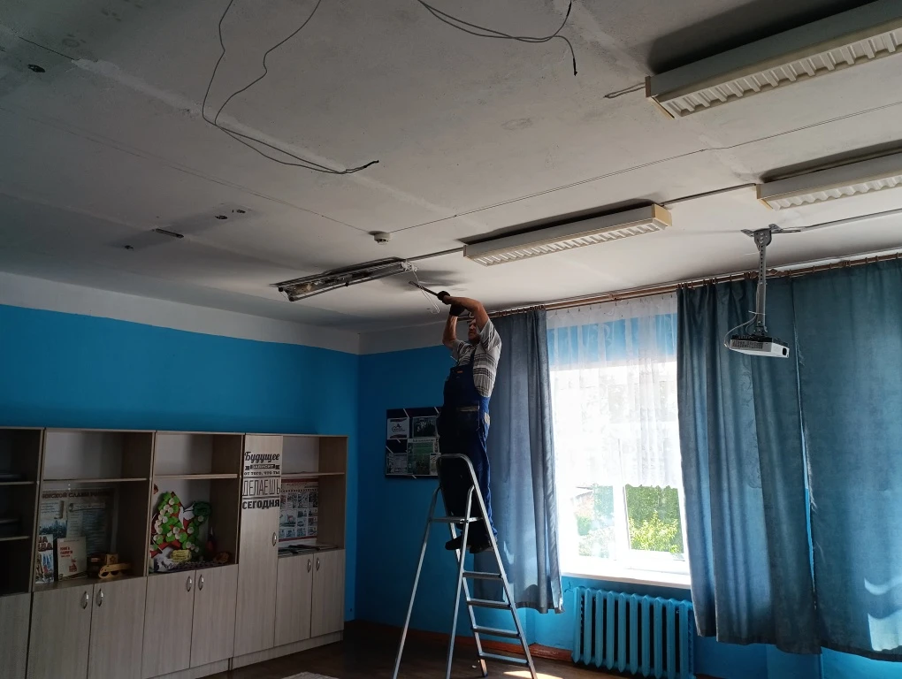 Во время летних каникул в школе проходит текущий ремонт. Одна из ключевых задач- обнови...