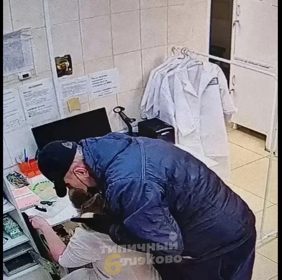 В Саратовской области неизвестный с ножом напал на фармацевта аптеки и требовал деньги,...
