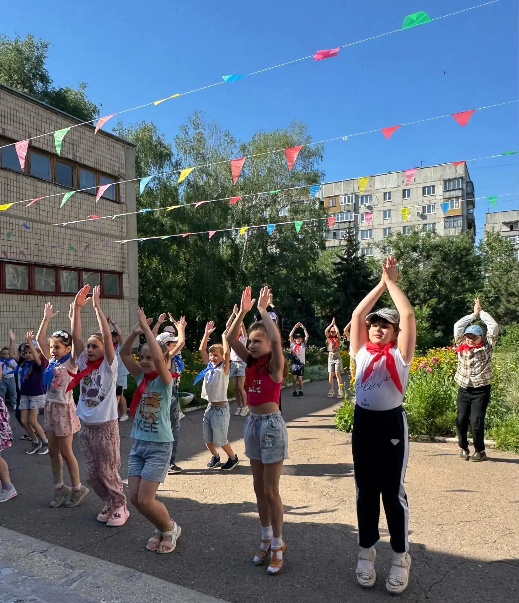 Пришкольный лагерь🌈 "Территория Детства" 🌈

🌅 Каждое утро в "Территории Детства"начинается с бодр