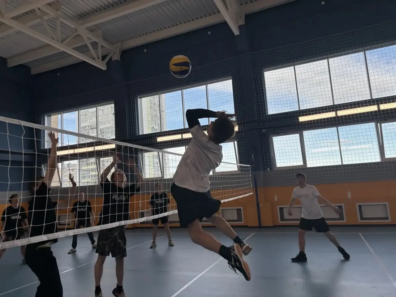🏐 Все на волейбол!   Сегодня в нашем Лицее царил настоящий спортивный азарт! Состоялся товарищеский 
