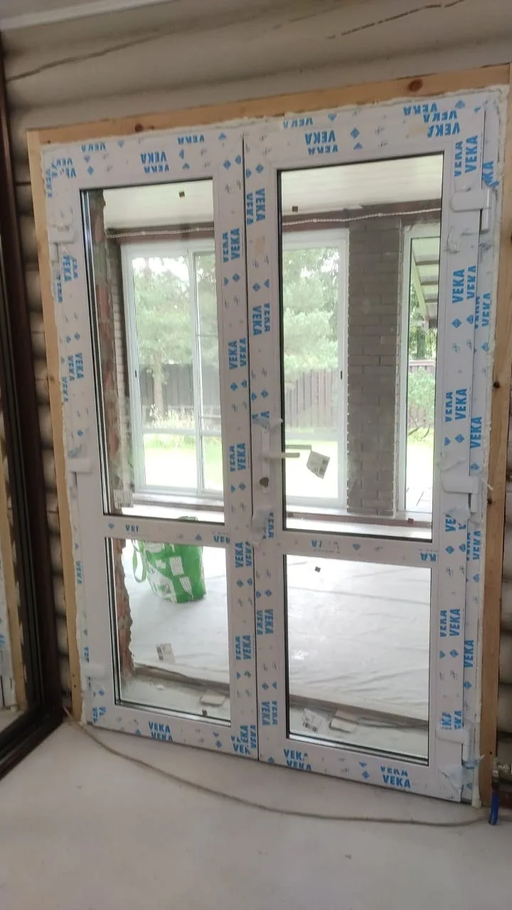 Установлена входная дверь из профиля VEKA  в частный дом из бревна. Заказать 🪟🚪☎️: 8-925-859-66-09