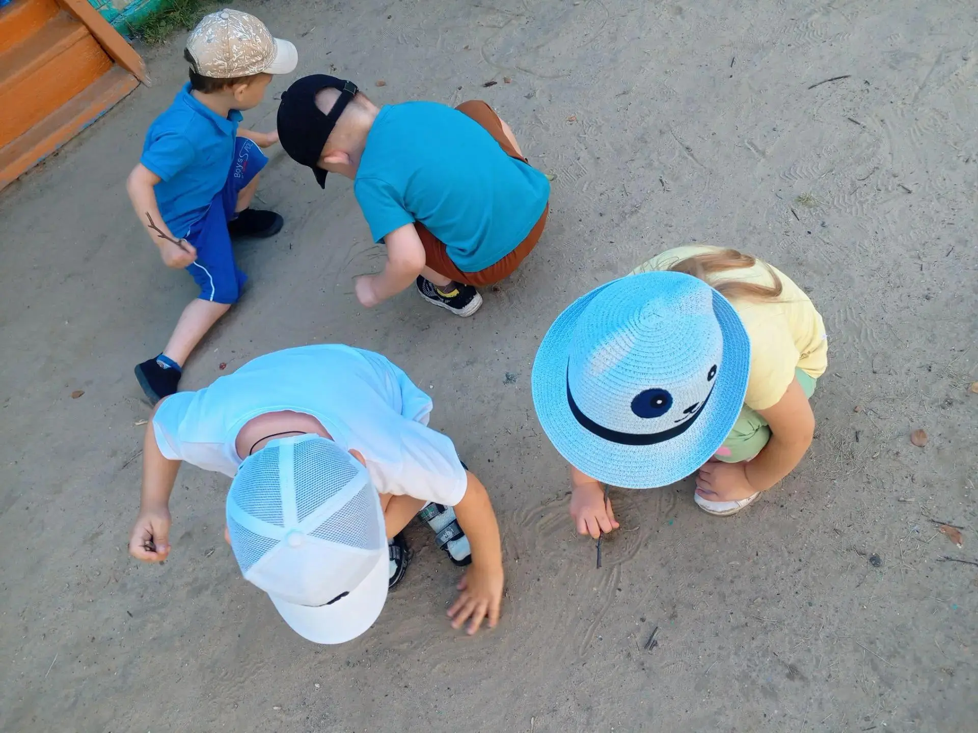 «Обычное волшебство на нашей площадке».

Есть места, где самые простые вещи превращаются в маленькие