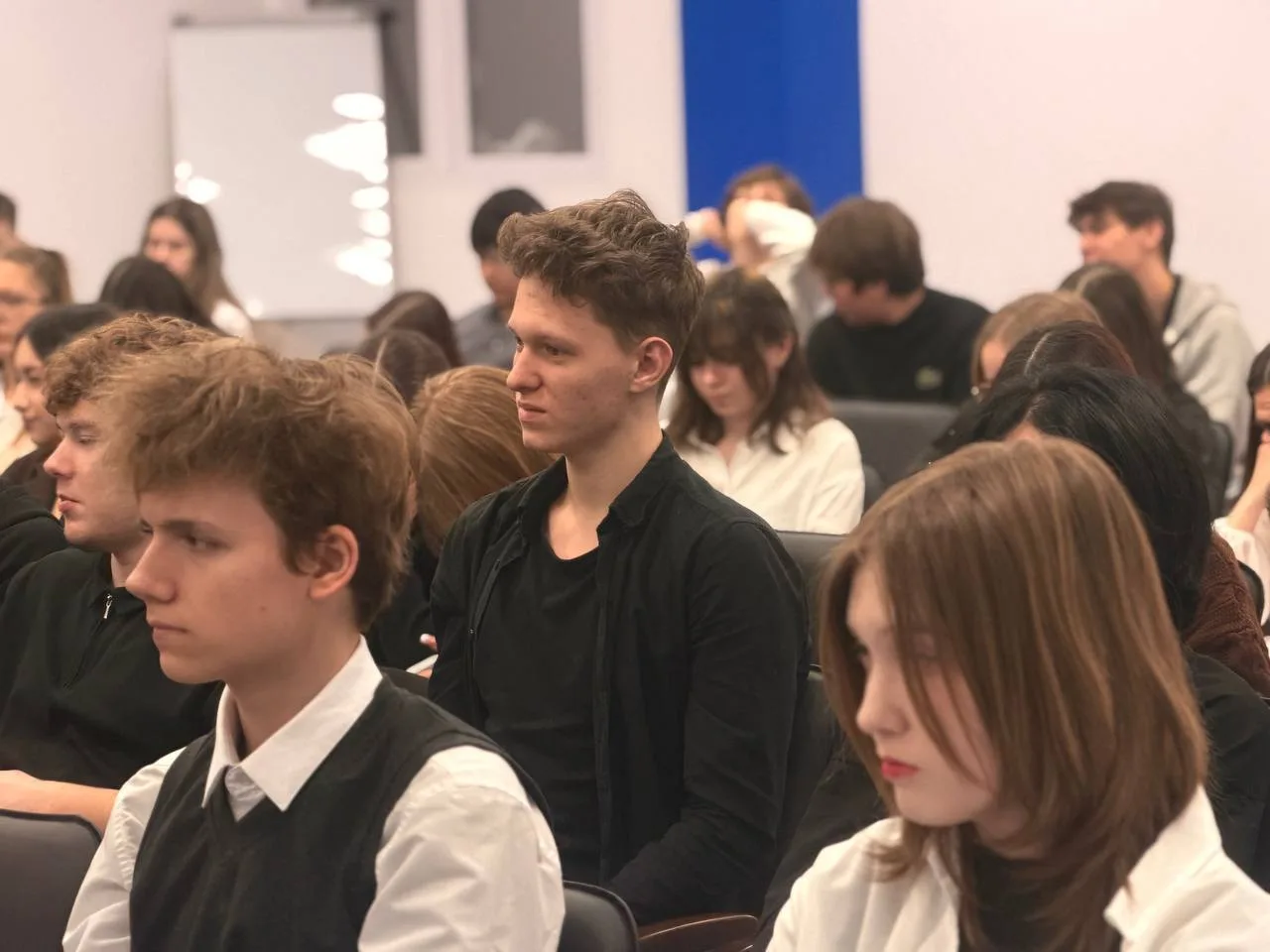 В Зелёной  школе после звонка остались те, кому обычно не терпится на перемену. На днях на разговор 