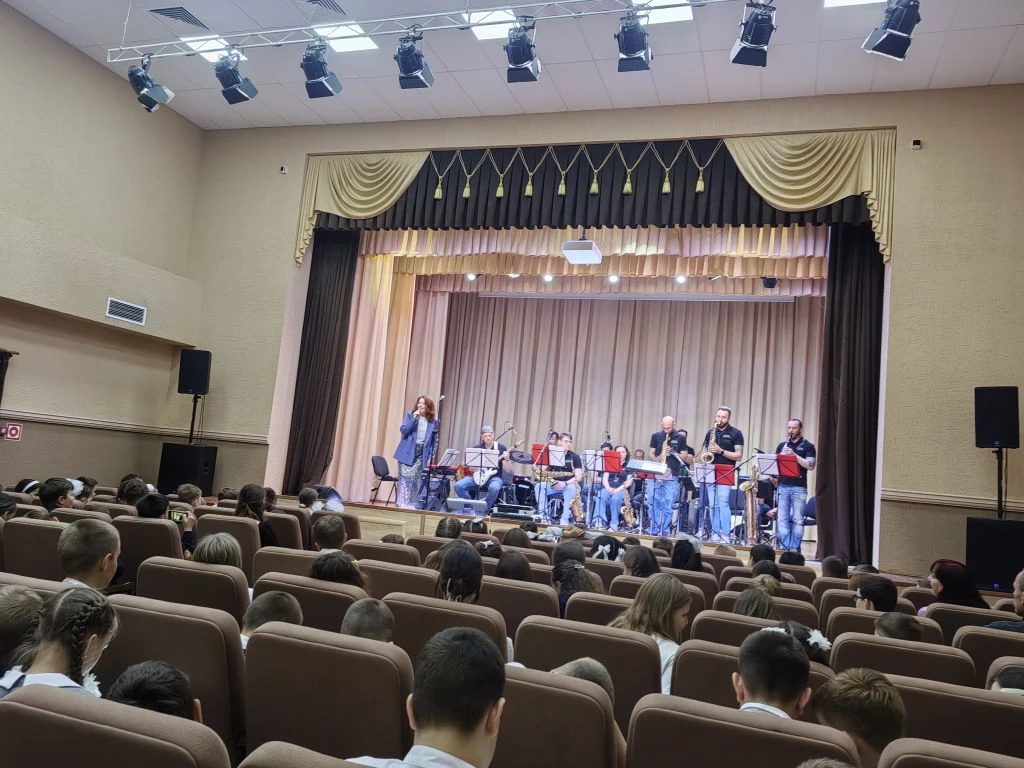 Сегодня обучающиеся нашей школы посетили Эстрадно-джазовый ансамбль Белгородской филарм...