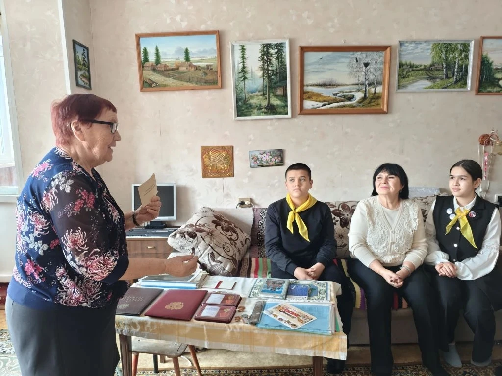 Ученическая неделя добра в Югре продолжается!  🚀Активисты школьного волонтёрского отряда "Юные жуков