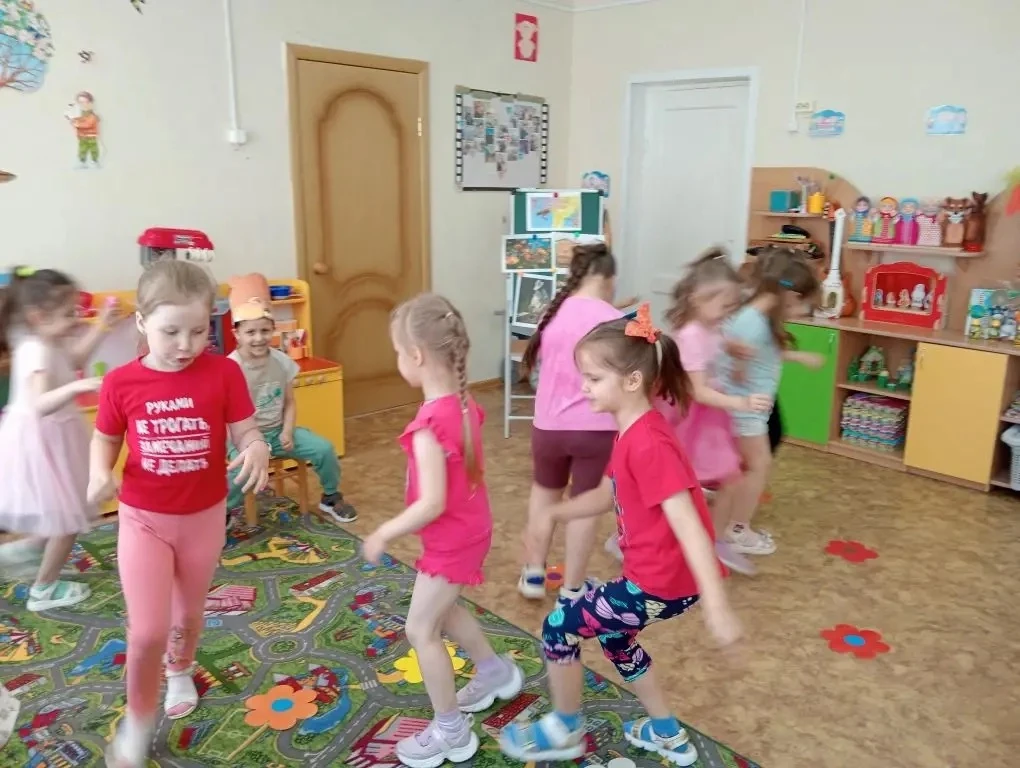 Все любят мёд, и все знают, что его пчёлы добывают.
