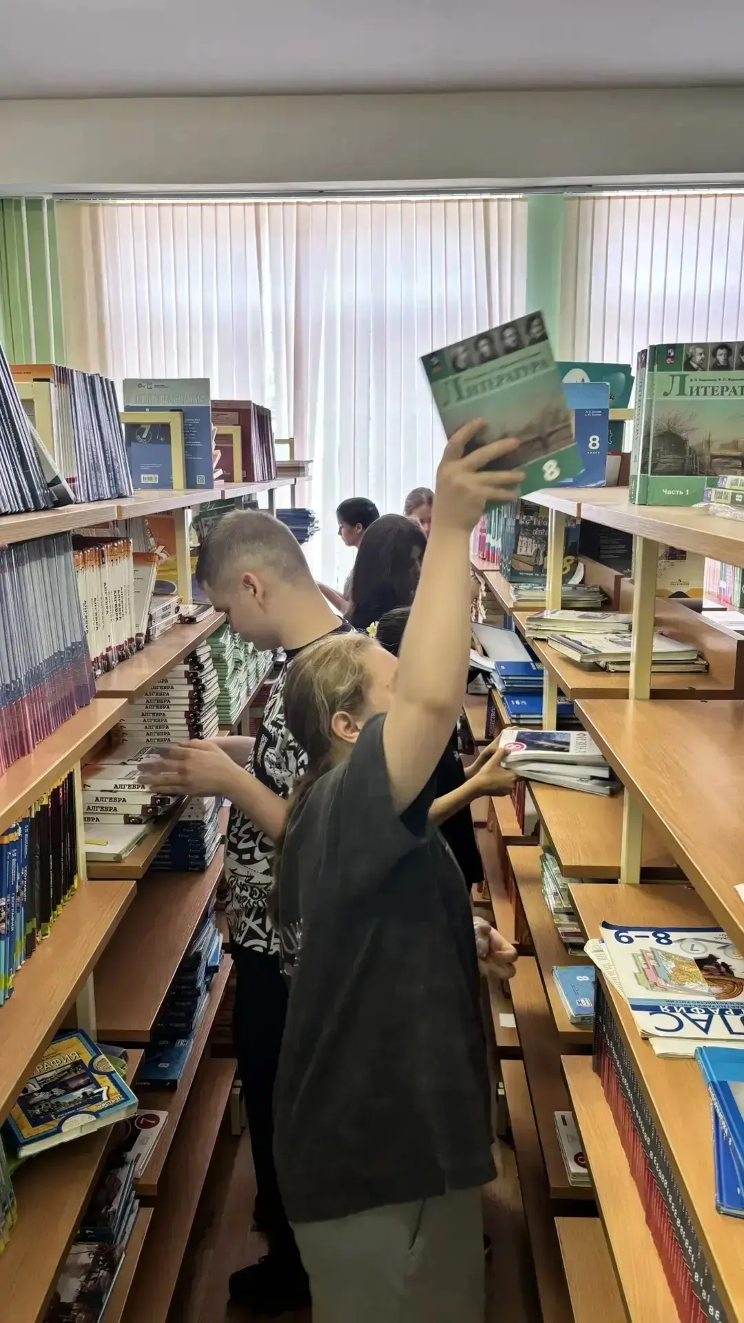 📘 Летняя трудовая практика: помощь школьной библиотеке 

В рамках летней трудовой практики ученики 