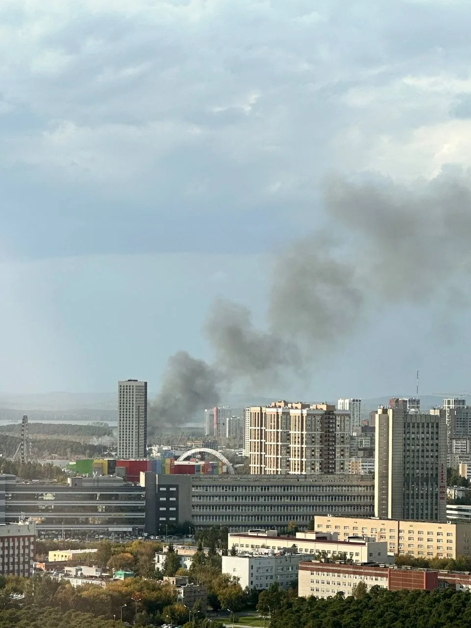 На ВИЗе возле ТЦ «Мега» горит несанкционированная свалка 🔥