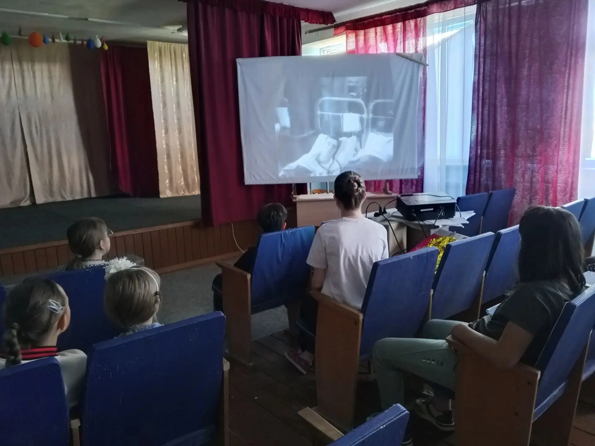 Сегодня для обучающихся летнего оздоровительного лагеря был организован особый кинопоказ. В рамках В