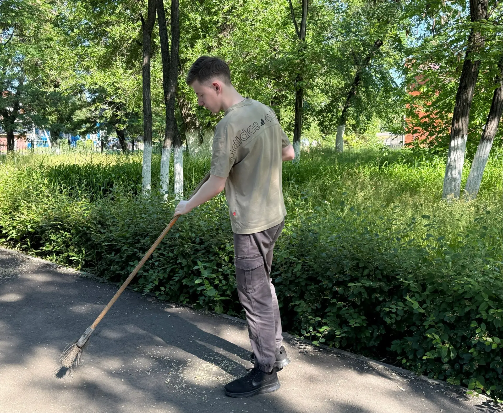 🌱Сегодня ученики активно участвовали в работе на учебно-опытном участке школы . Они выполняли важны