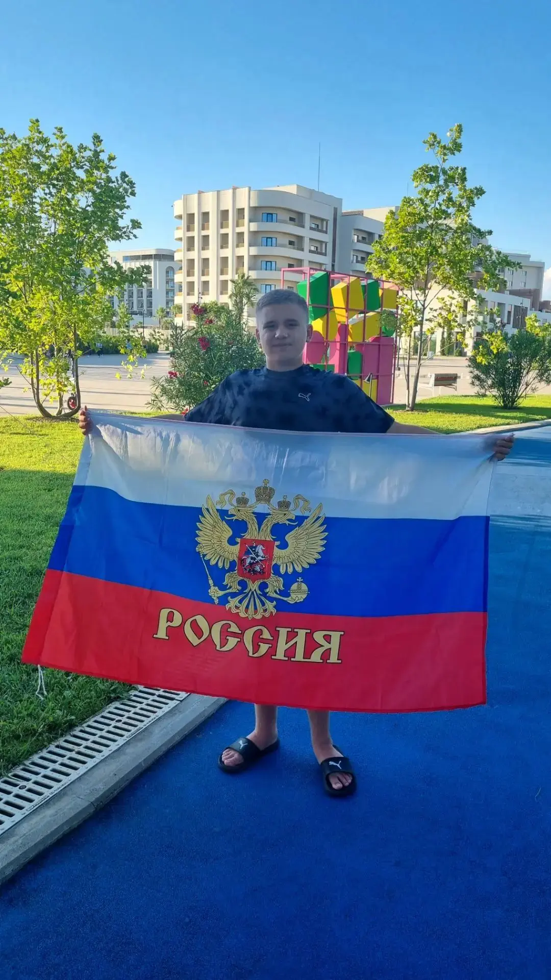 На кадрах — участники акции «Наш Российский триколор»: юные спортсмены Спортивной школы...