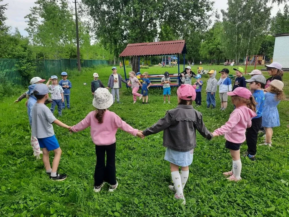 ✨9 июня — День друзей!✨ 

День друзей — особый праздник,
Это очень важный день.
Другом быть большое 