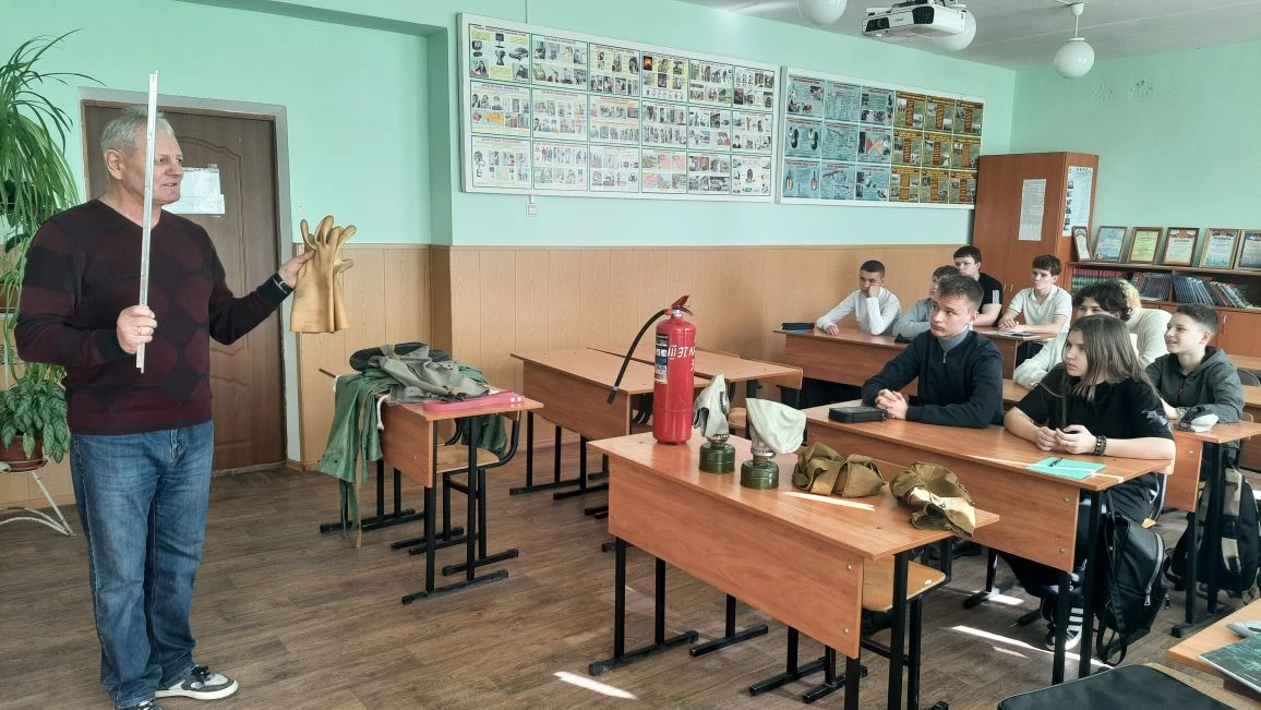 В рамках празднования Дня гражданской обороны России в нашей школе состоялся открытый урок по основа