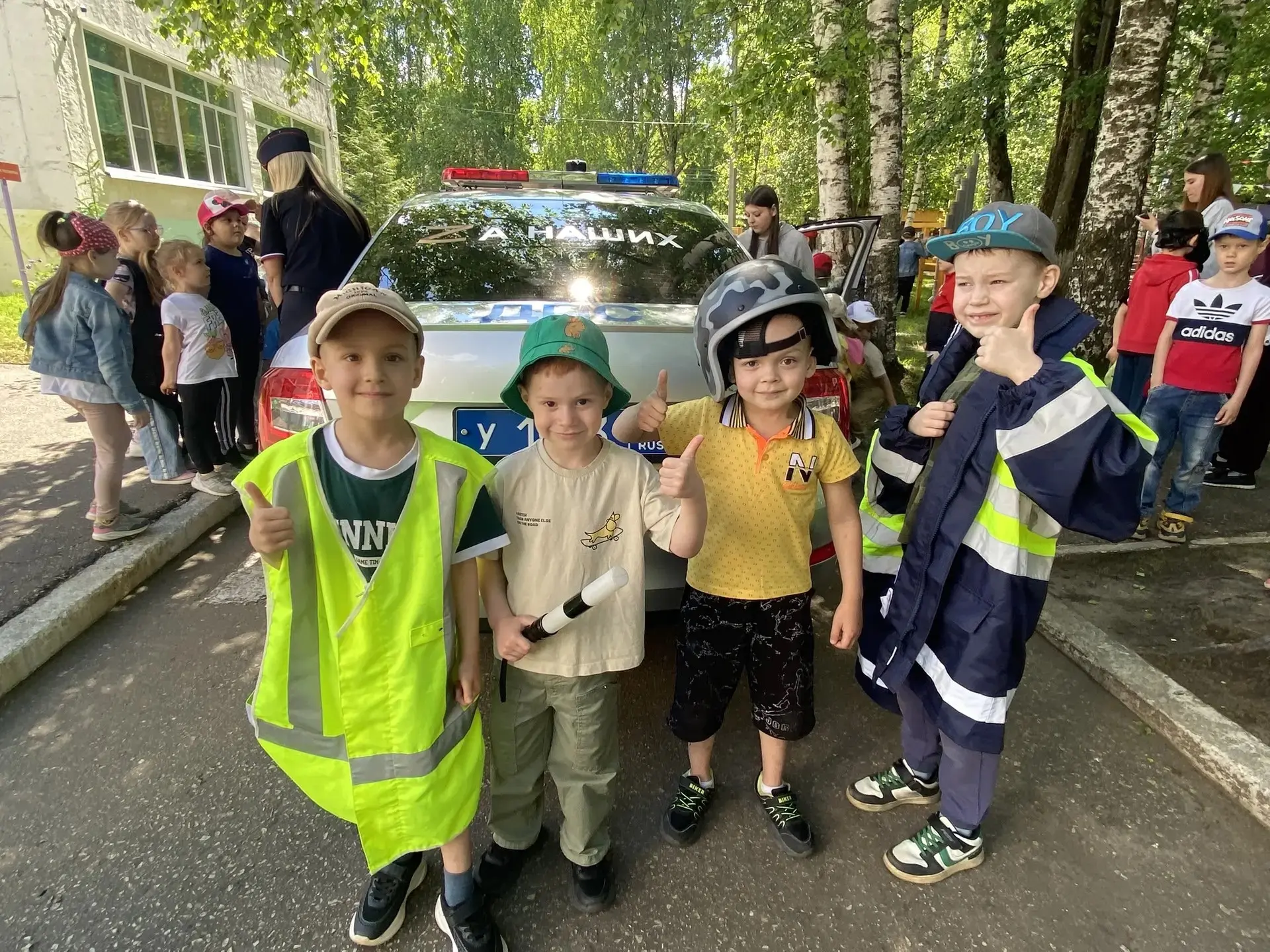 🚓 Недавно у нас были особенные гости — сотрудники ГИБДД! 💛
Они провели для наших ребят очень полез