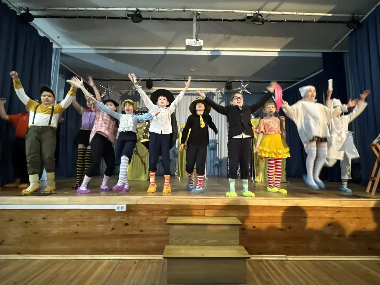 🎭✨ Спектакль «Незнайка и его друзья»✨🎭  Сегодня в нашем актовом зале царила настоящая атмосфера праз