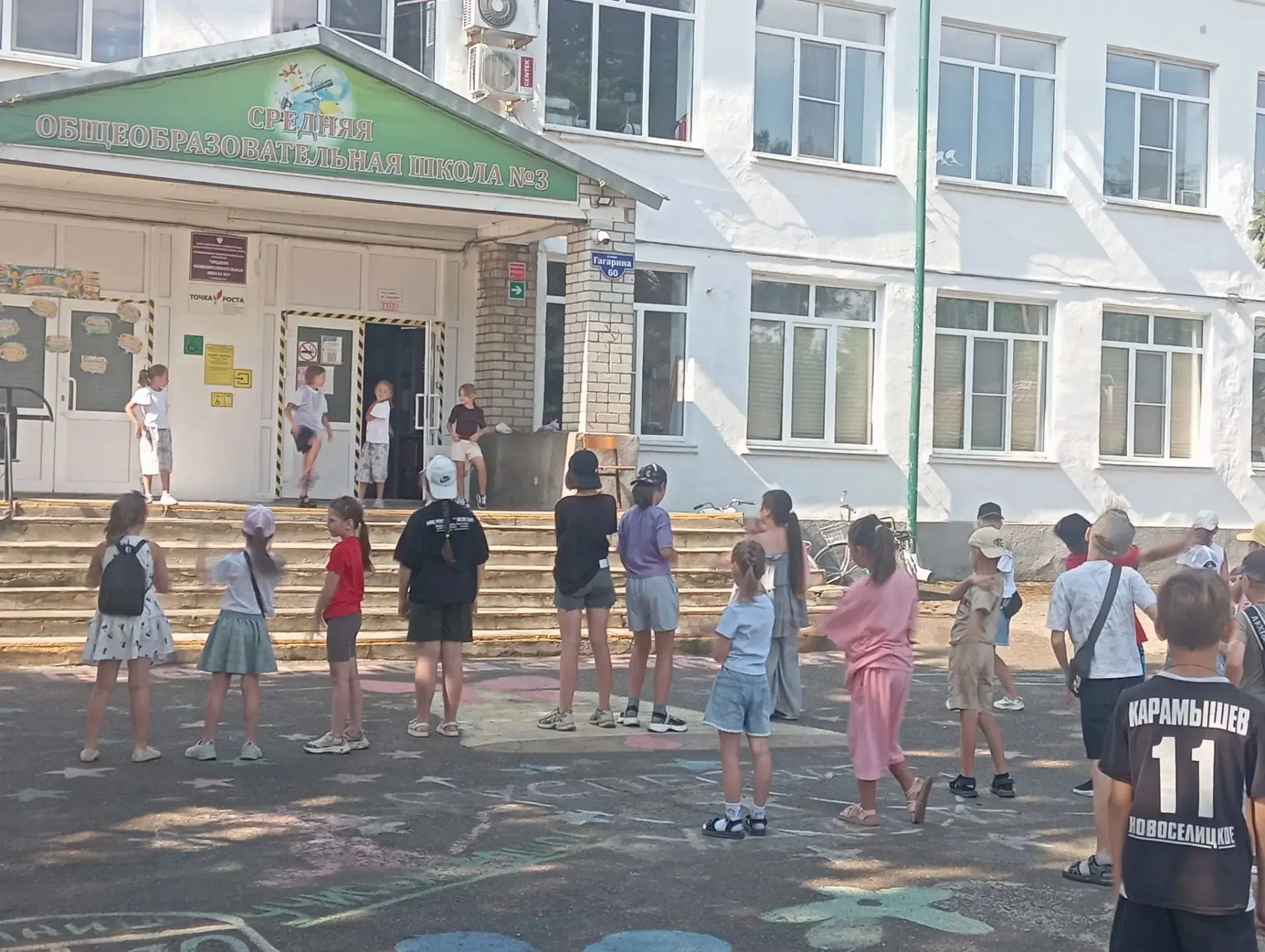 День в «Улыбке» выдался по-настоящему жарким: мы начали с энергичной зарядки, которая в...