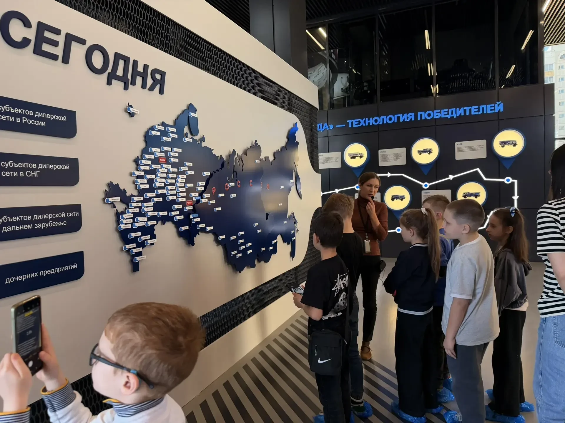 Весенние каникулы. 📍 2 «Г» класс посетил обновленный Визит-центр ПАО «КАМАЗ» в Набережных Челнах. Уз