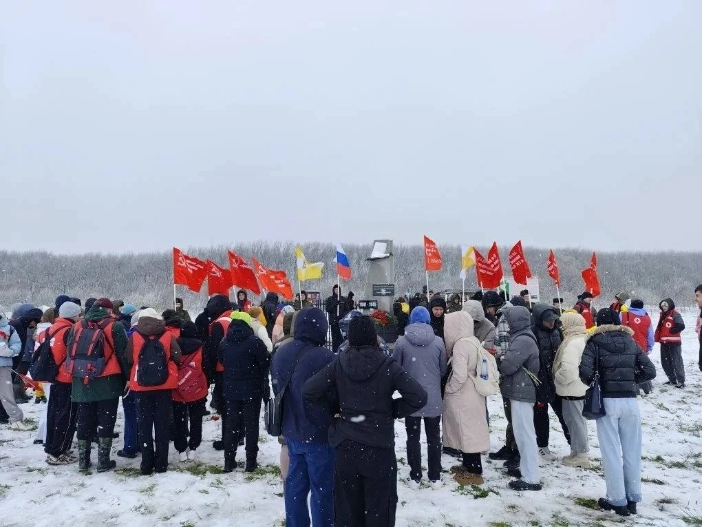 🇷🇺 2 мая в Ставрополе прошло восхождение «Вперёд к Победе». Гора Стрижамент приняла больше 300 участ