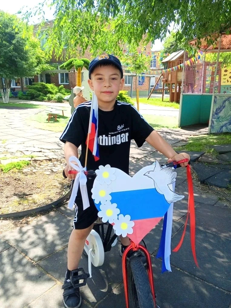 Нет края на свете красивей,
Нет Родины в мире светлей!
Россия, Россия, Россия,
– Что может быть серд