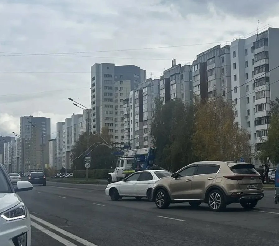 В Барнауле иномарка снесла электроопору на Павловском тракте